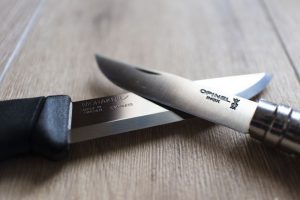 調理用にオピネル・ナイフ、薪割り(バトニング)用にモーラ・ナイフを購入：レビュー